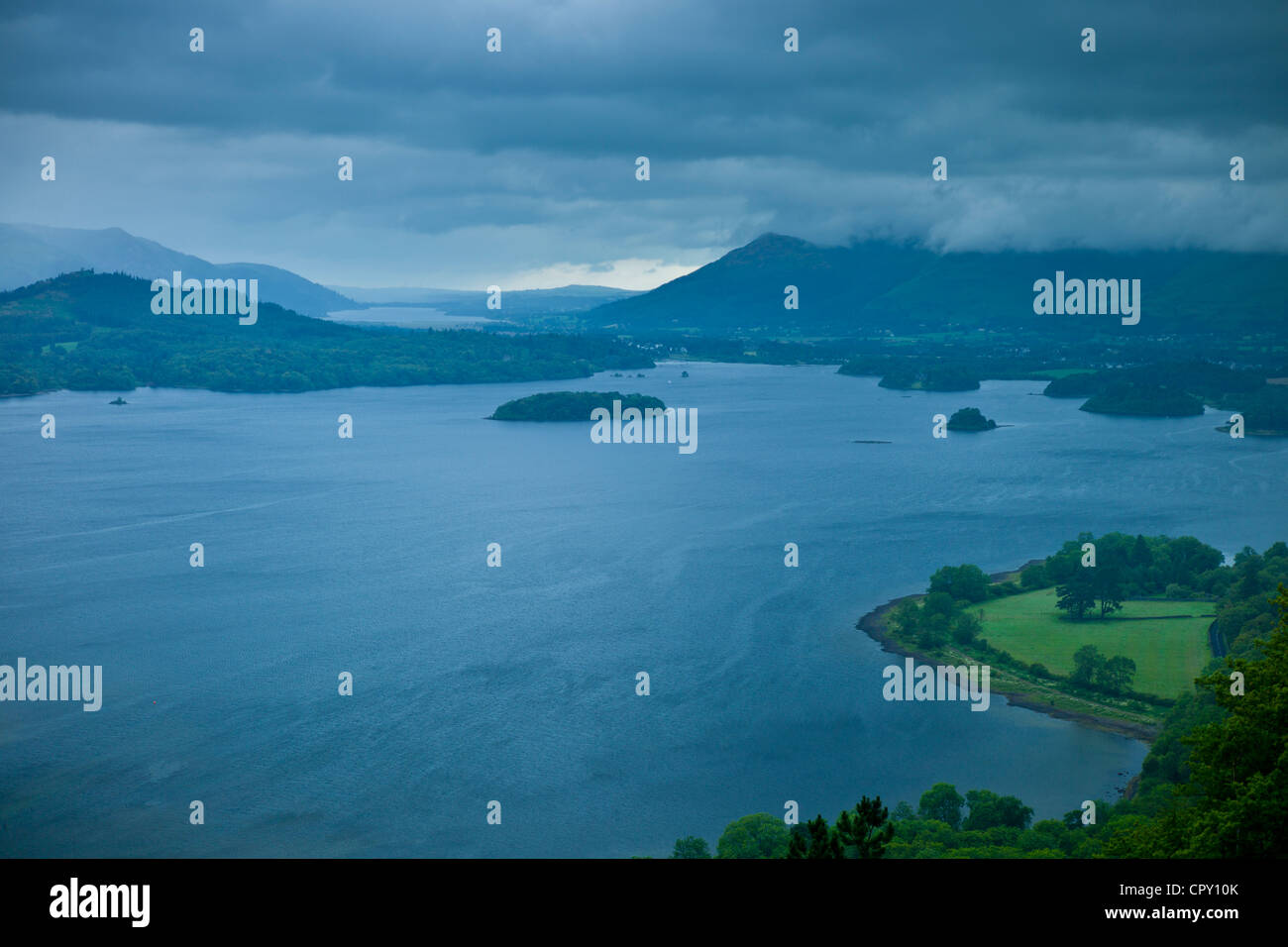 Derwent Water lago dal lato sud del Parco Nazionale del Distretto dei Laghi, Cumbria, Regno Unito Foto Stock