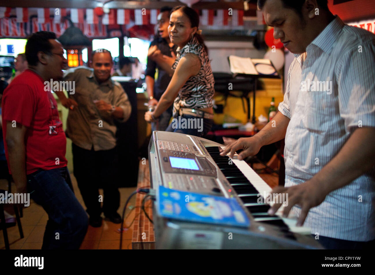 Una notte di festa in un bar di Jalan Jaksa - il centro backpacker street e a destinazione dell'anca per locali di Jakarta, Indonesia. Foto Stock