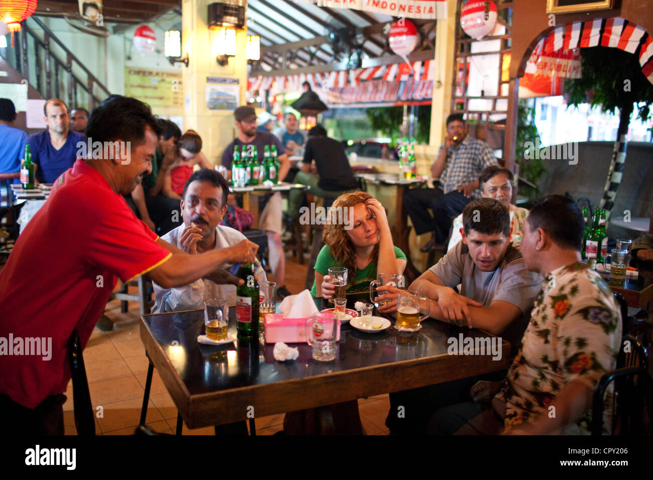 Una notte di festa in un bar di Jalan Jaksa - il centro backpacker street e a destinazione dell'anca per locali di Jakarta, Indonesia. Foto Stock