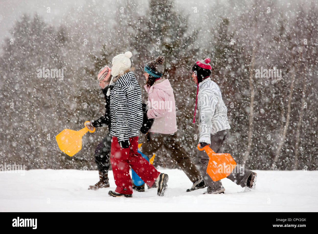 Francia, Savoie, navate, Valle Tarentaise, adolescenti sotto una neve soaker Foto Stock