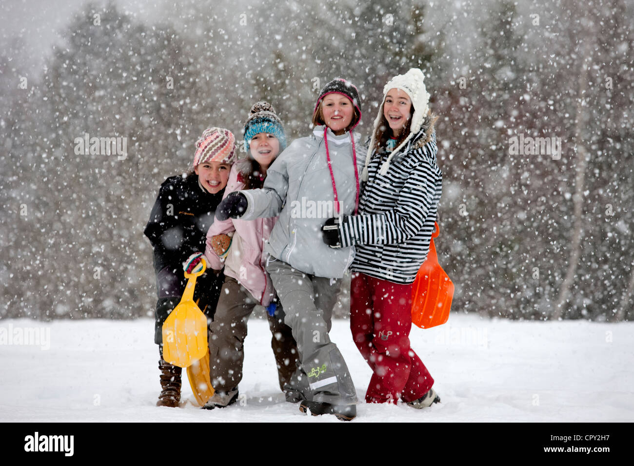 Francia, Savoie, navate, Valle Tarentaise, adolescenti sotto una neve soaker Foto Stock