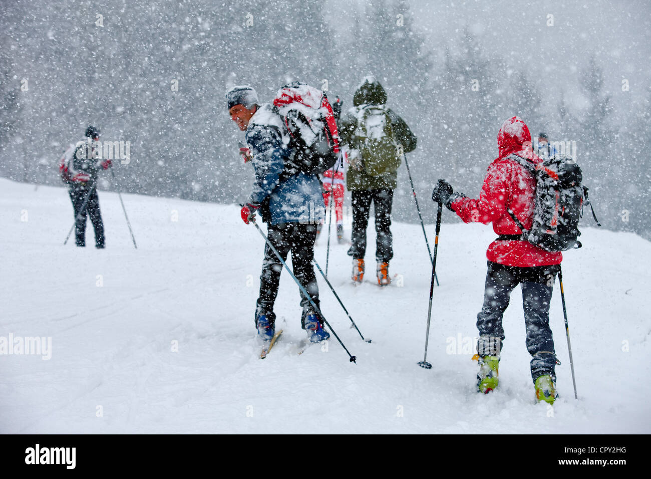 Francia, Savoie, navate, Valle Tarentaise, ski touring sotto una neve soaker Foto Stock