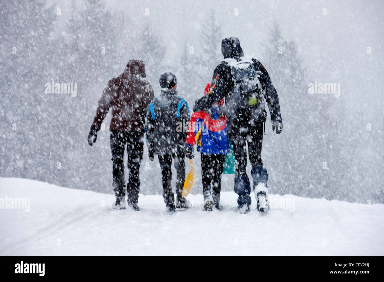 Francia, Savoie, navate, Valle Tarentaise, famiglia a piedi sotto una neve soaker Foto Stock