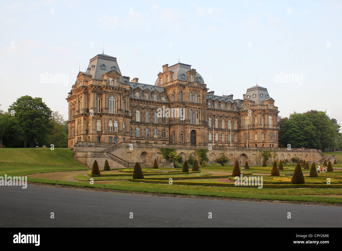 Bowes Museum, Barnard Castle, nella contea di Durham, North East England. 23 Maggio 2012 - museo e giardini formali. Foto Stock