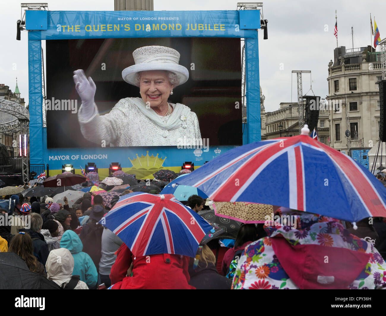 Folle a Trafalgar Square,Londra guarda la Regina Elisabetta II al balcone in Buckingham Palace durante il diamante celebrazioni giubilari Foto Stock