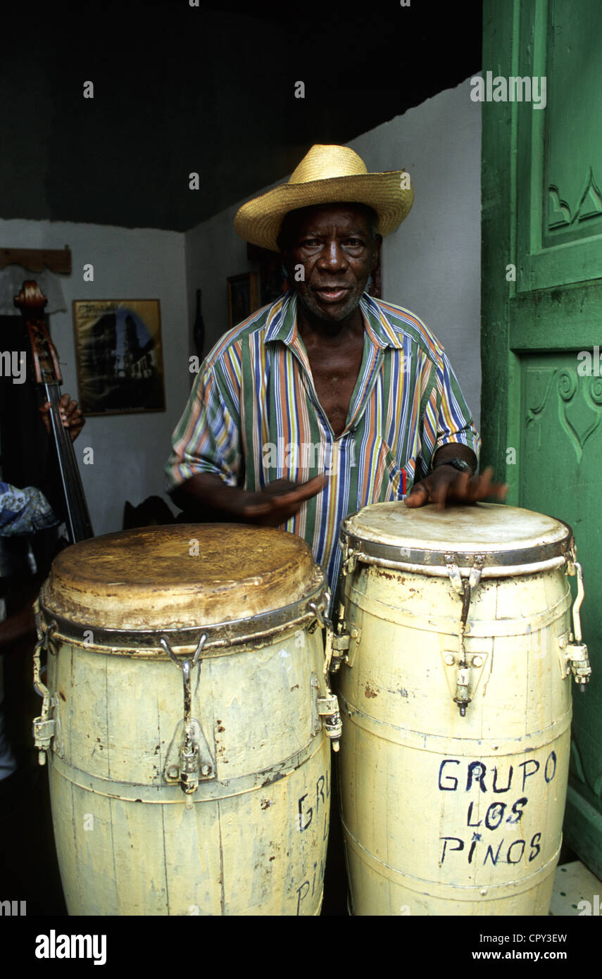 Cuba, Sancti Spiritus Provincia, Trinidad de Cuba elencati come patrimonio mondiale dall' UNESCO, il ritratto di un drumer afro-cubane Foto Stock