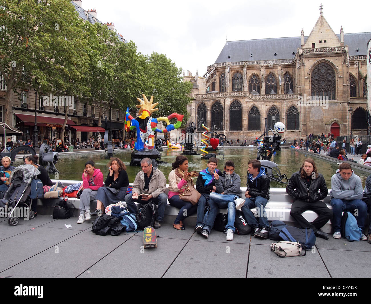 Visitatori presso la Fontana Stravinsky di Parigi, Francia, 10 maggio 2012, © Katharine Andriotis Foto Stock