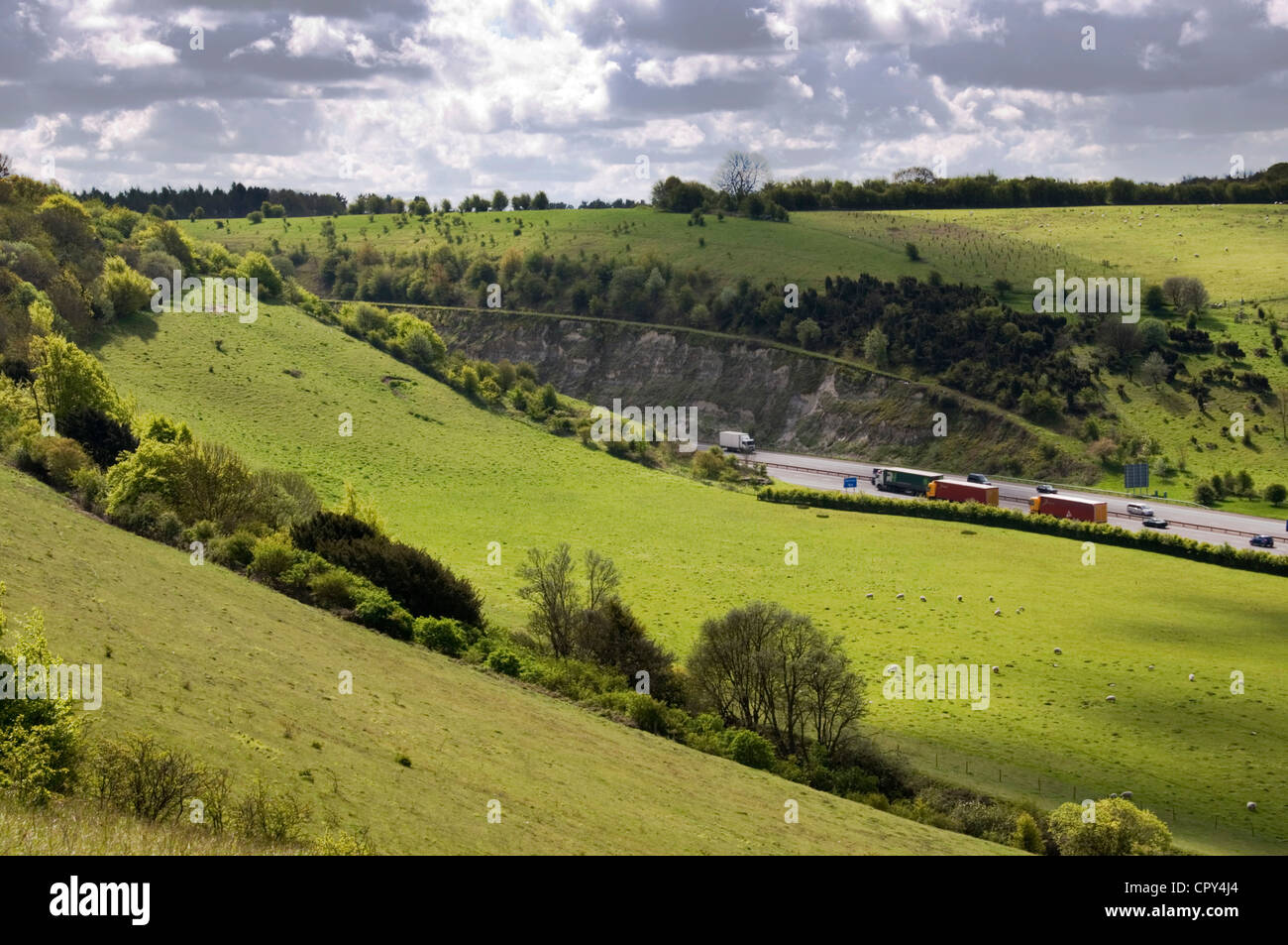 Chiltern Hills - M40 taglio in collina - Visto da Beacon Hill - camion e auto - la luce del sole e ombra - campi verdi Foto Stock