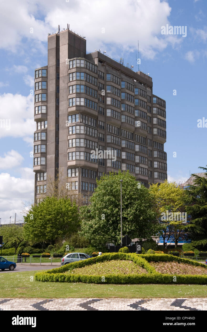Bucks - Aylesbury - Uffici della contea tower building - costruito 1963-6 - raffinata architettura Brutalism - punto di riferimento locale Foto Stock Bucks - Aylesbury - Uffici della contea tower building - costruito 1963-6 - raffinata architettura Brutalism - punto di riferimento locale Foto Stock