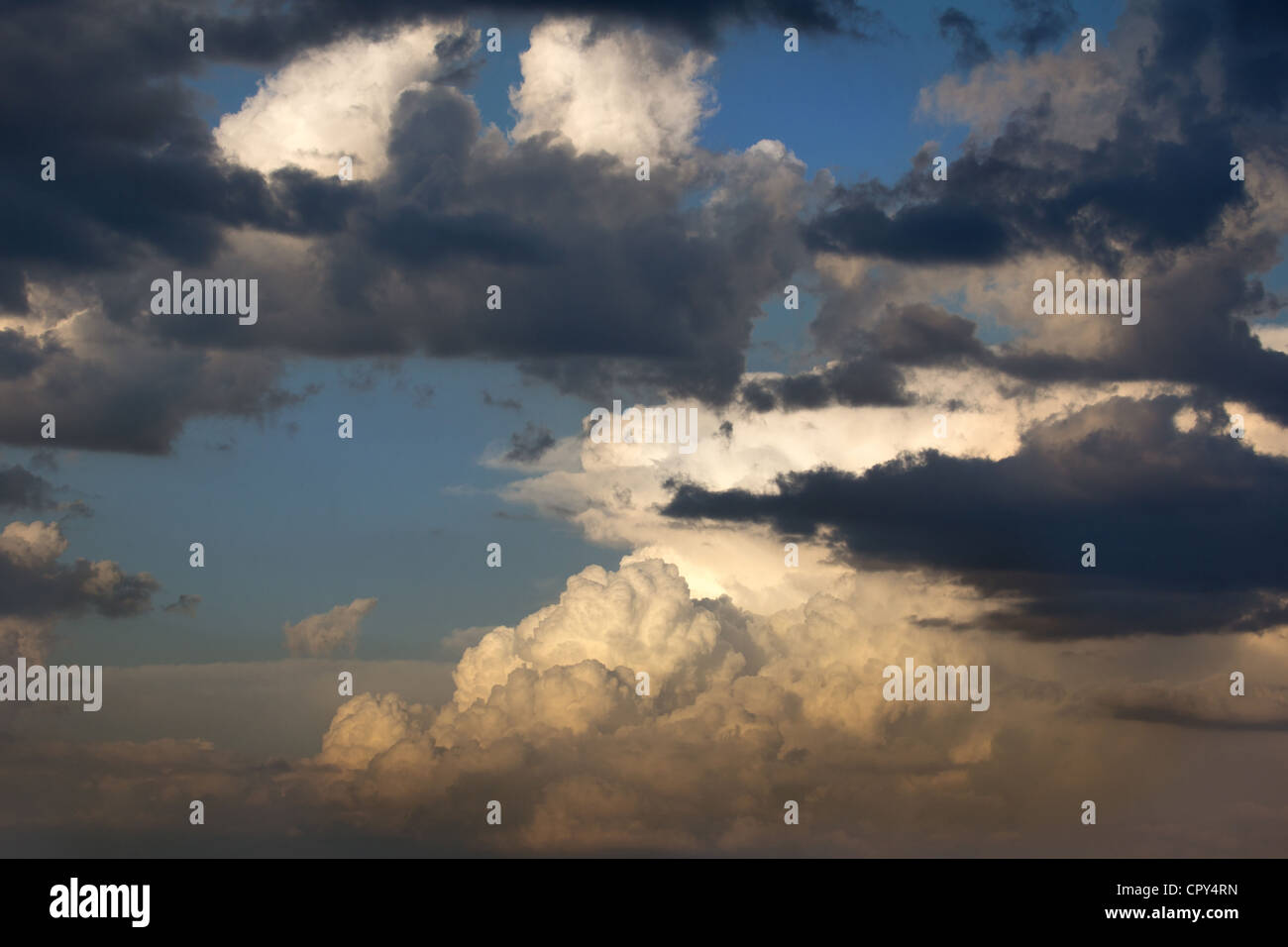 Drammatica nuvole nel cielo sopra la Bulgaria Foto Stock