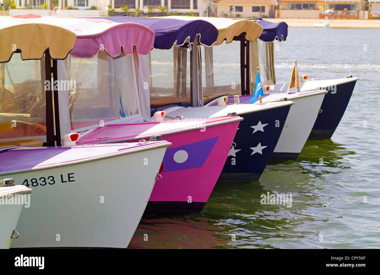 Carino e il baldacchino electric 'Duffy barche' può essere affittato per l'auto-escursioni guidate intorno a Newport Harbor di Newport Beach in California del Sud, Stati Uniti d'America. Foto Stock