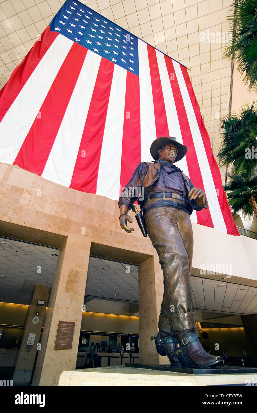 Un più grande del vita statua onori famoso film star John Wayne di John Wayne Airport in Santa Ana, Orange County, California, Stati Uniti d'America. Foto Stock