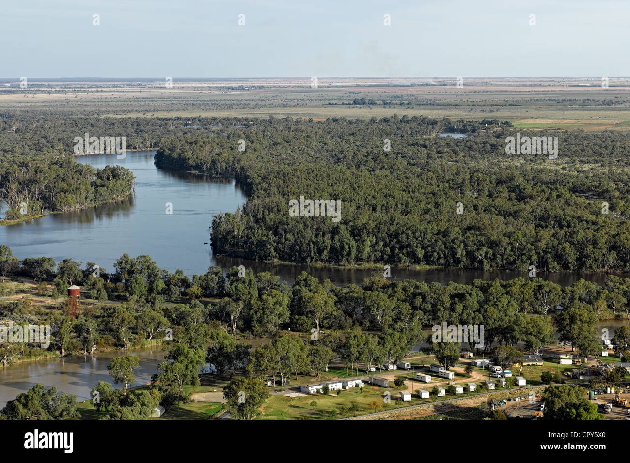 Basso livello fotografia aerea del Fiume Murray, appena prima di entrare a far parte di Darling River di Wentworth, NSW, Australia. Foto Stock