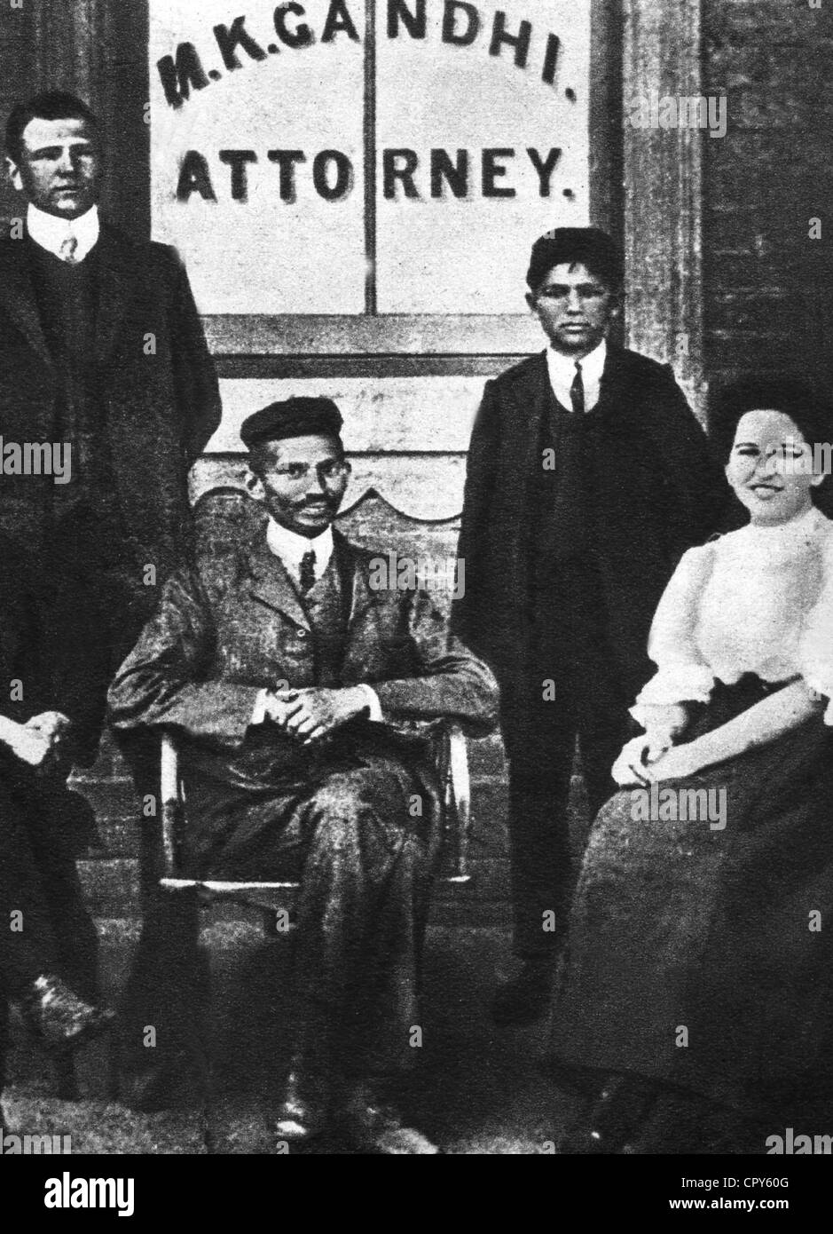 Gandhi, Mohandas Karamchand, chiamato Mahatma, 2.10.1869 - 30.1.1948, politico indiano, a tutta lunghezza, come avvocato a Durban, Sudafrica, 1903, Foto Stock