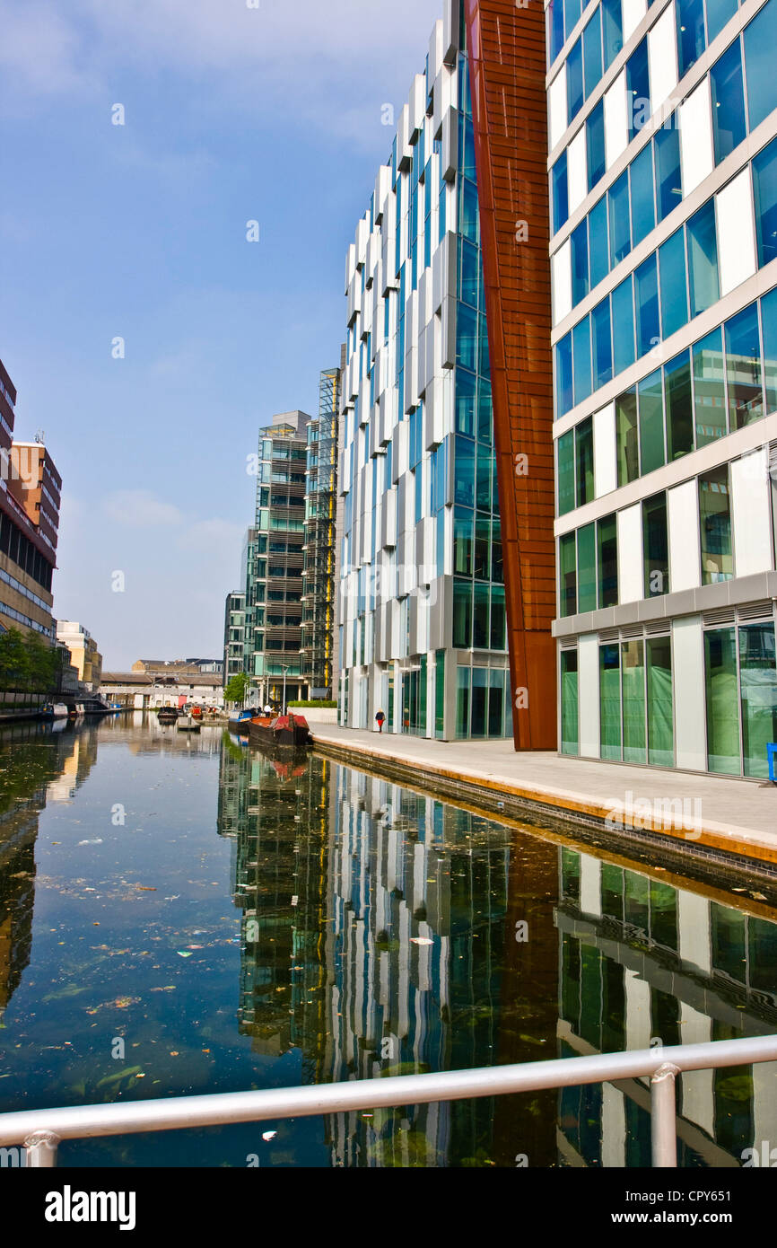 Architettura moderna lungo il Regent's Canal a Paddington Basin Londra Inghilterra Europa Foto Stock