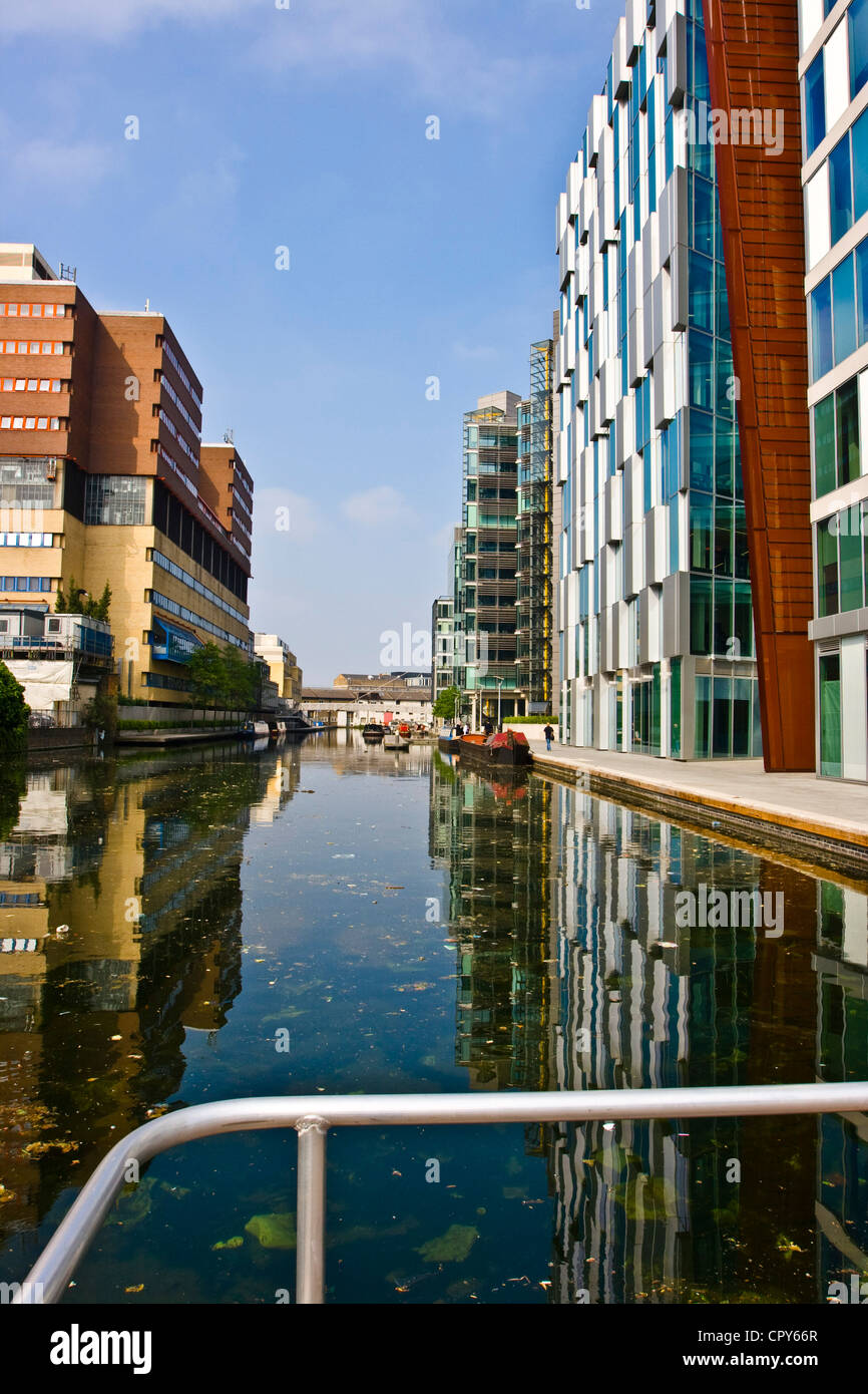 Architettura moderna lungo il Regent's Canal a Paddington Basin Londra Inghilterra Europa Foto Stock