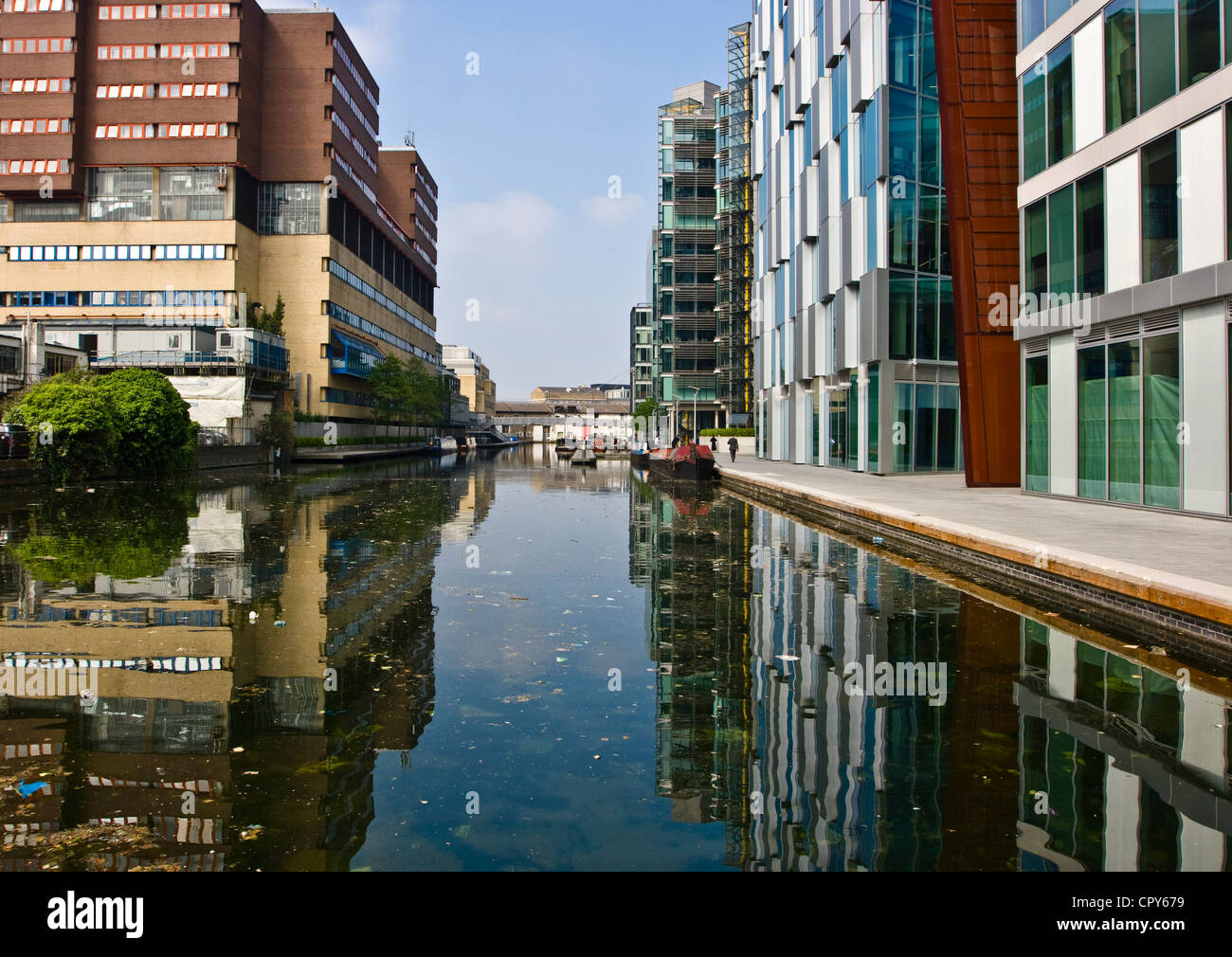 Architettura moderna sul Regent's Canal a Paddington Basin Londra Inghilterra Europa Foto Stock