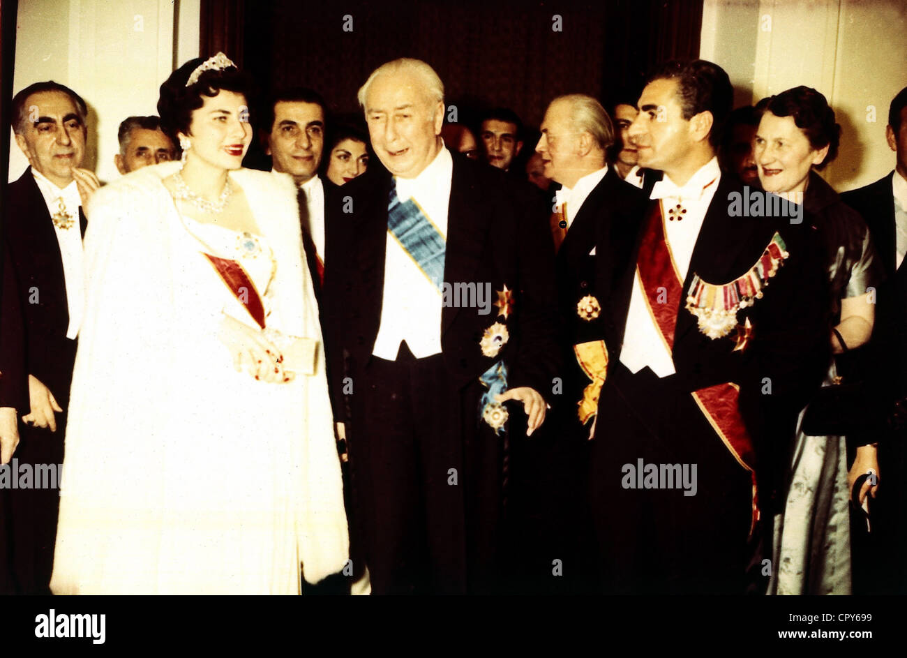 Soraya, 22.6.1932 - 25.10.2001, regina consorte di Iran 1951 - 1958, con lo Shah e il Presidente tedesco Theodor Heuss, anni cinquanta, Foto Stock