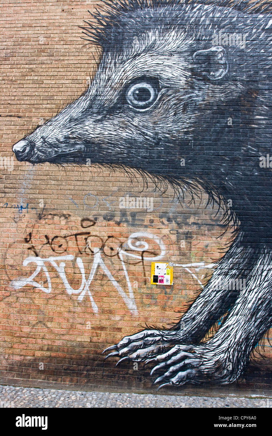 Graffiti illustrazione del riccio gigante dal belga artista di strada Roa sul muro di mattoni nella zona est di Londra Inghilterra Europa Foto Stock
