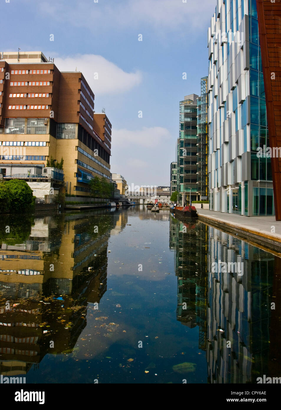 Architettura moderna a fianco di Regent's Canal Paddington Basin Londra Inghilterra Europa Foto Stock