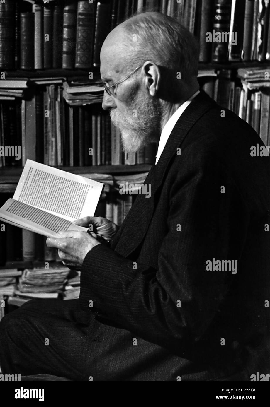 Bartels, Adolf, 15.11.1862 - 7.3.1945, scrittore e storico letterario tedesco, a mezza lunghezza, nel suo studio, nel 1942 circa, Foto Stock