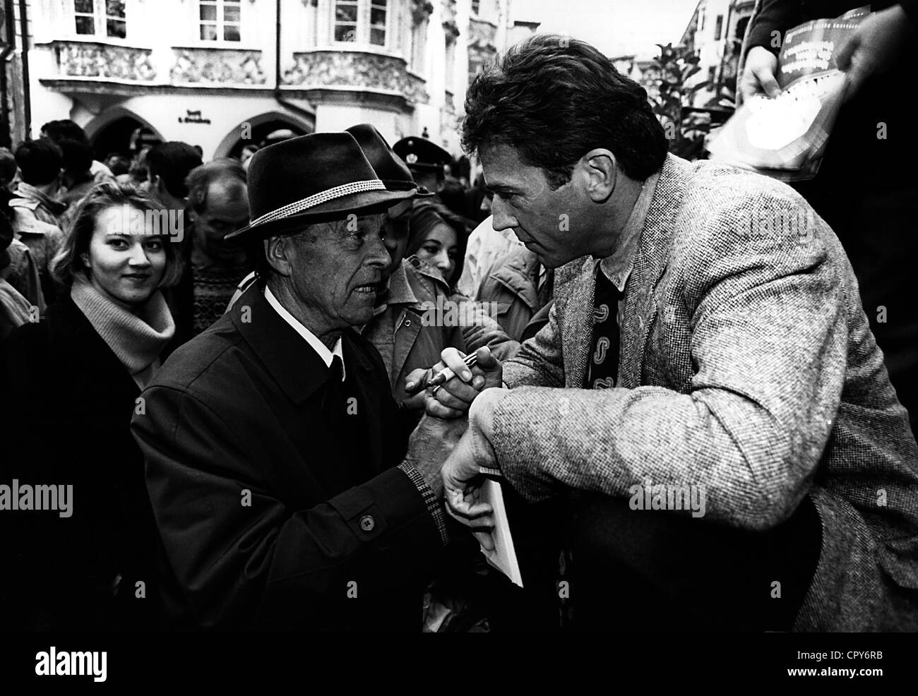 Haider, Joerg, 26.1.1950 - 11.10.2008, politico austriaco (Partito della libertà d'Austria), a metà lunghezza, parlando con un vecchio, 1990s, Foto Stock