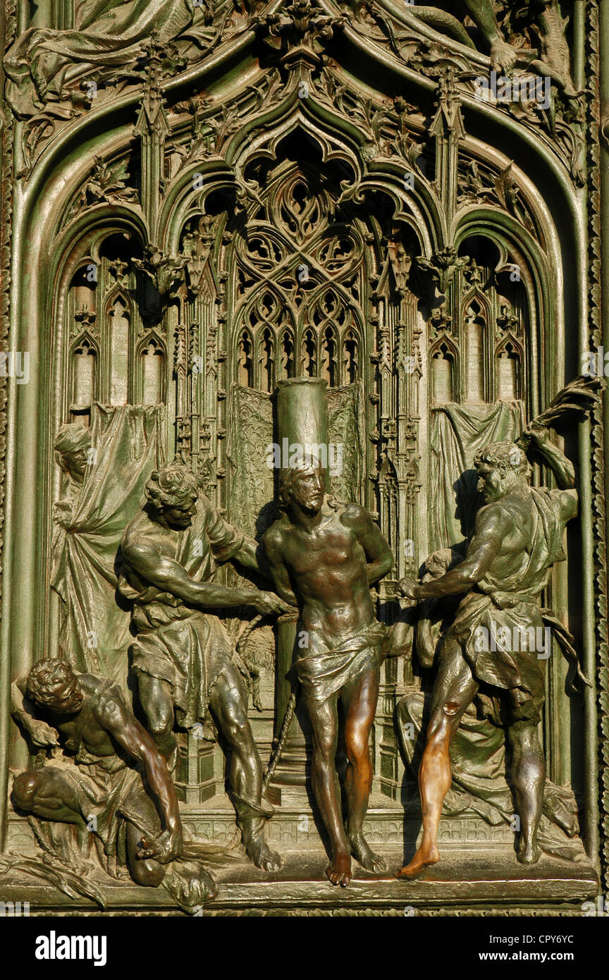 L'Italia. Il Duomo di Milano. Dettaglio della porta. Flagellazione di Cristo. Bronzo. Xvi - XVII secolo. Foto Stock