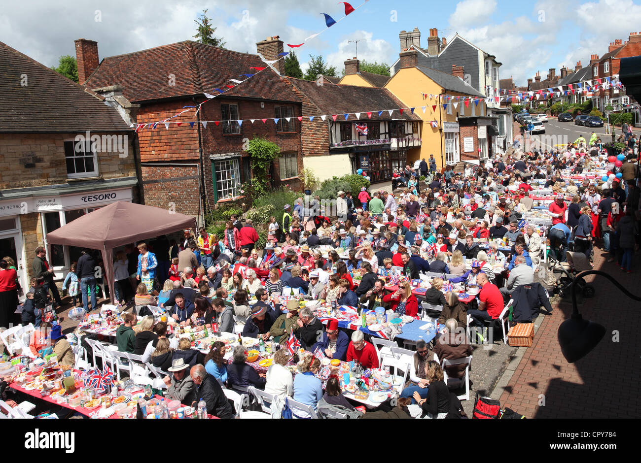 Centinaia di abitanti di un villaggio di giro per un diamante Jubilee Street party in pittoresco Cuckfield. Foto di James Boardman. Foto Stock
