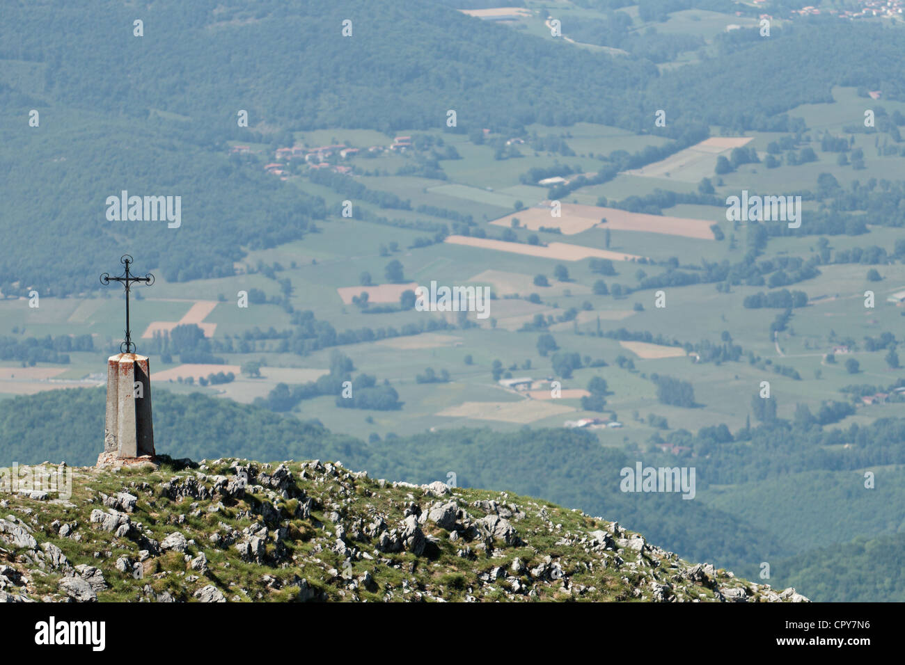 Croce vicino alla vetta del Monte Cagire, Haute-Garonne, Midi-Pirenei, Francia. Foto Stock