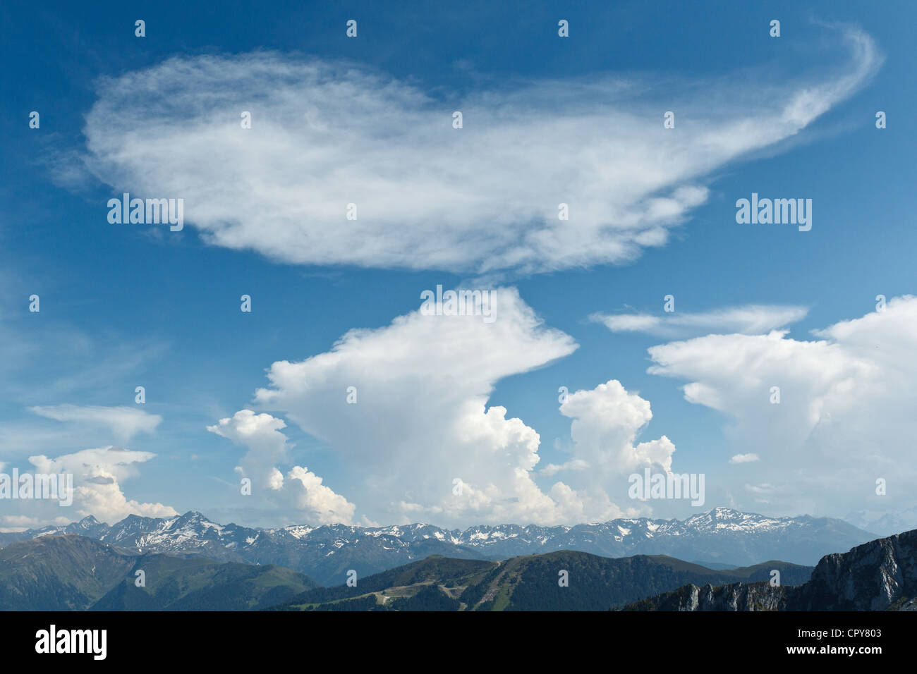 Vista dei Pirenei e formazioni di nubi dal Monte Cagire, Midi-Pirenei, Francia. Foto Stock