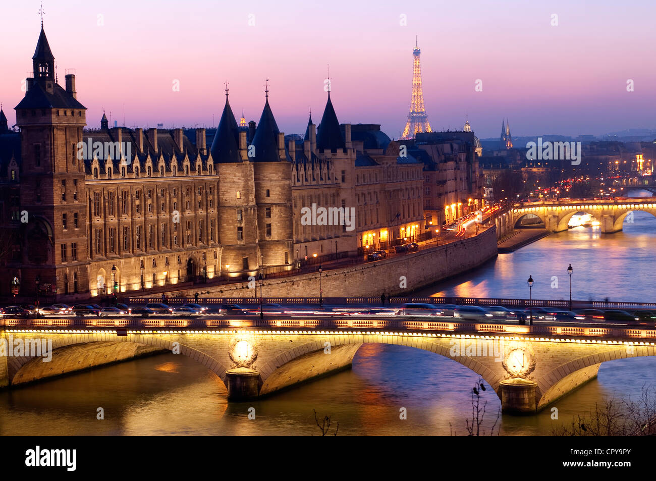 Francia Paris rive del fiume Senna elencati come patrimonio mondiale dall' UNESCO Conciergerie sull isola città pont au Cambiare bridge Foto Stock