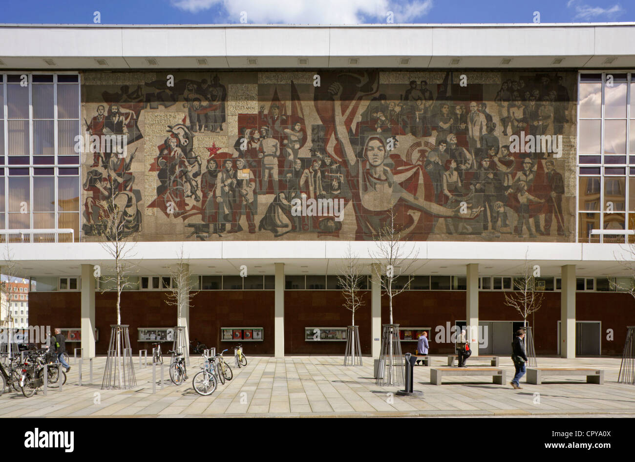 Grande realismo socialista mosaico su il Soviet-costruito Palazzo della Cultura o Kulturpalast, Dresda, Sassonia, Germania. Foto Stock