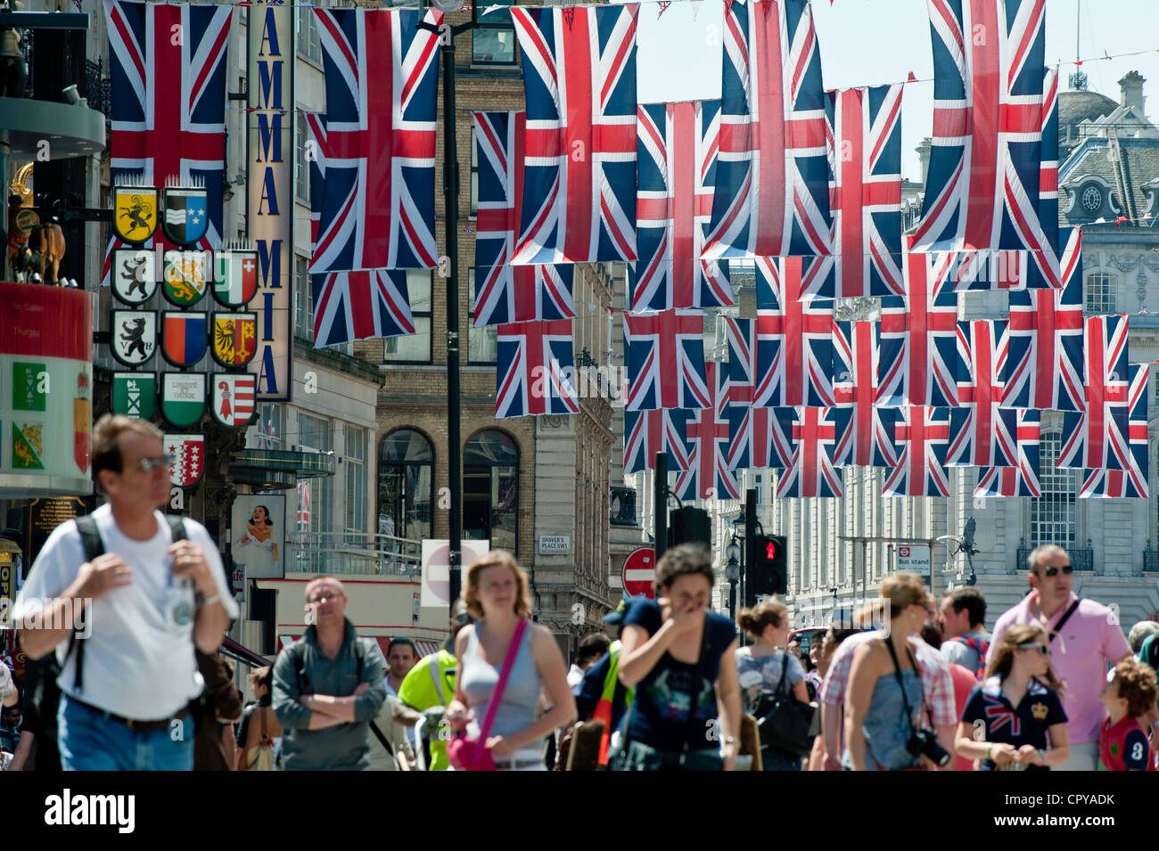 Leicester Square decorata in Unione Jack per il Giubileo di Diamante, London, Regno Unito Foto Stock