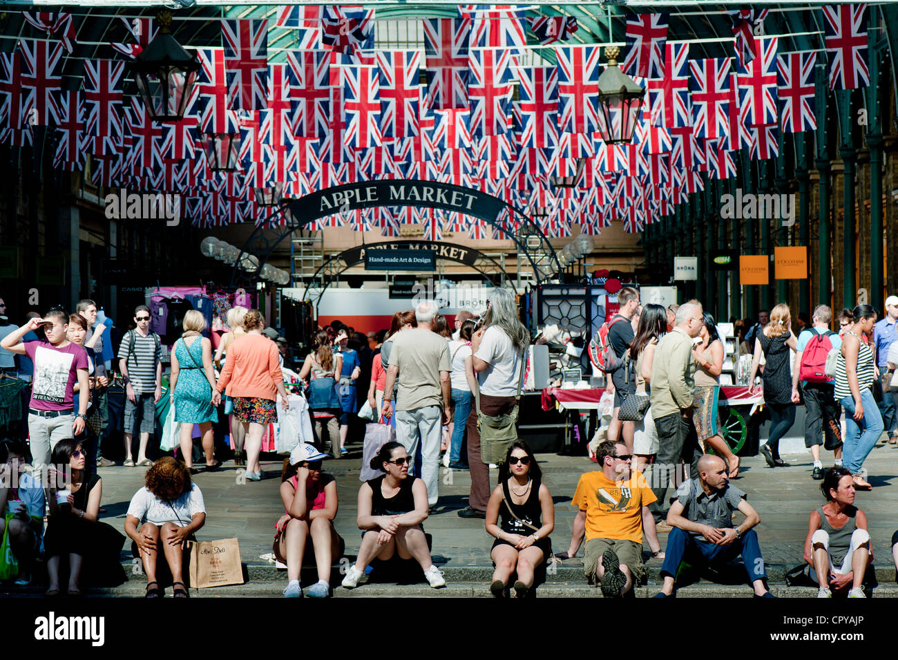 Il mercato delle mele decorate con Union Jack, Covent Garden, Londra, Regno Unito Foto Stock