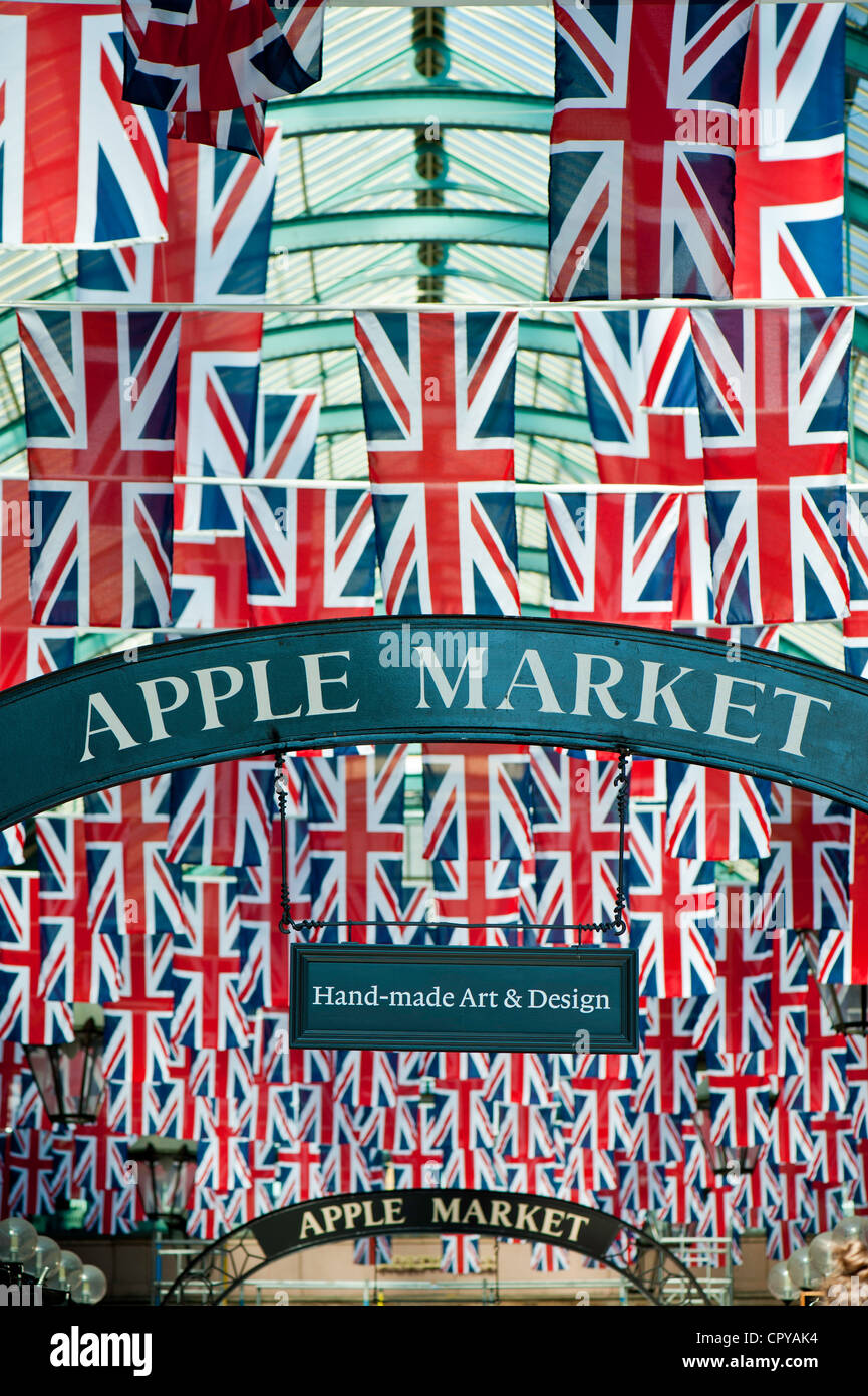 Il mercato delle mele decorate con Union Jack, Covent Garden, Londra, Regno Unito Foto Stock