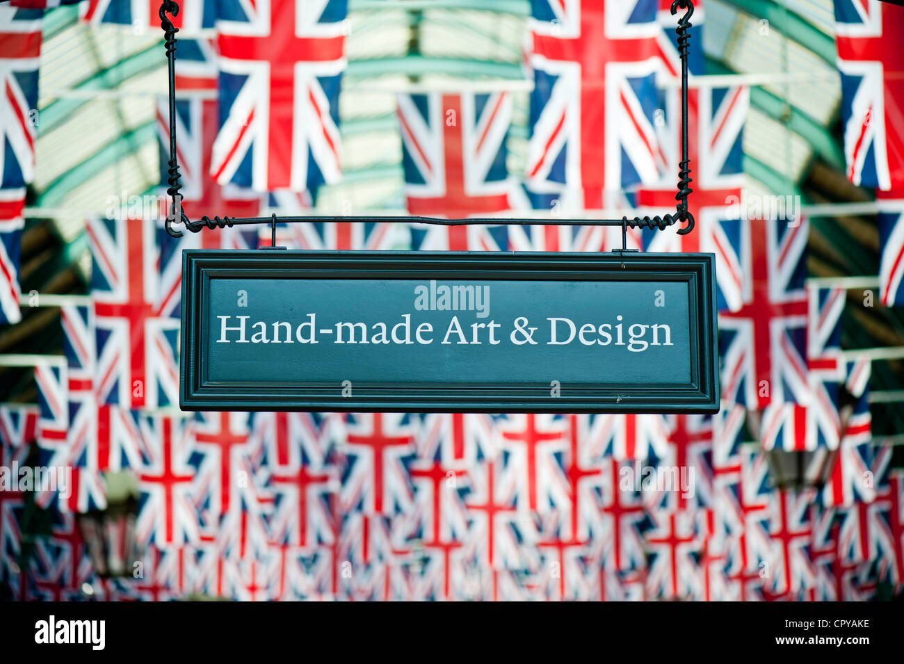 Apple mercato dacorated con Union Jack, Covent Garden, Londra, Regno Unito Foto Stock