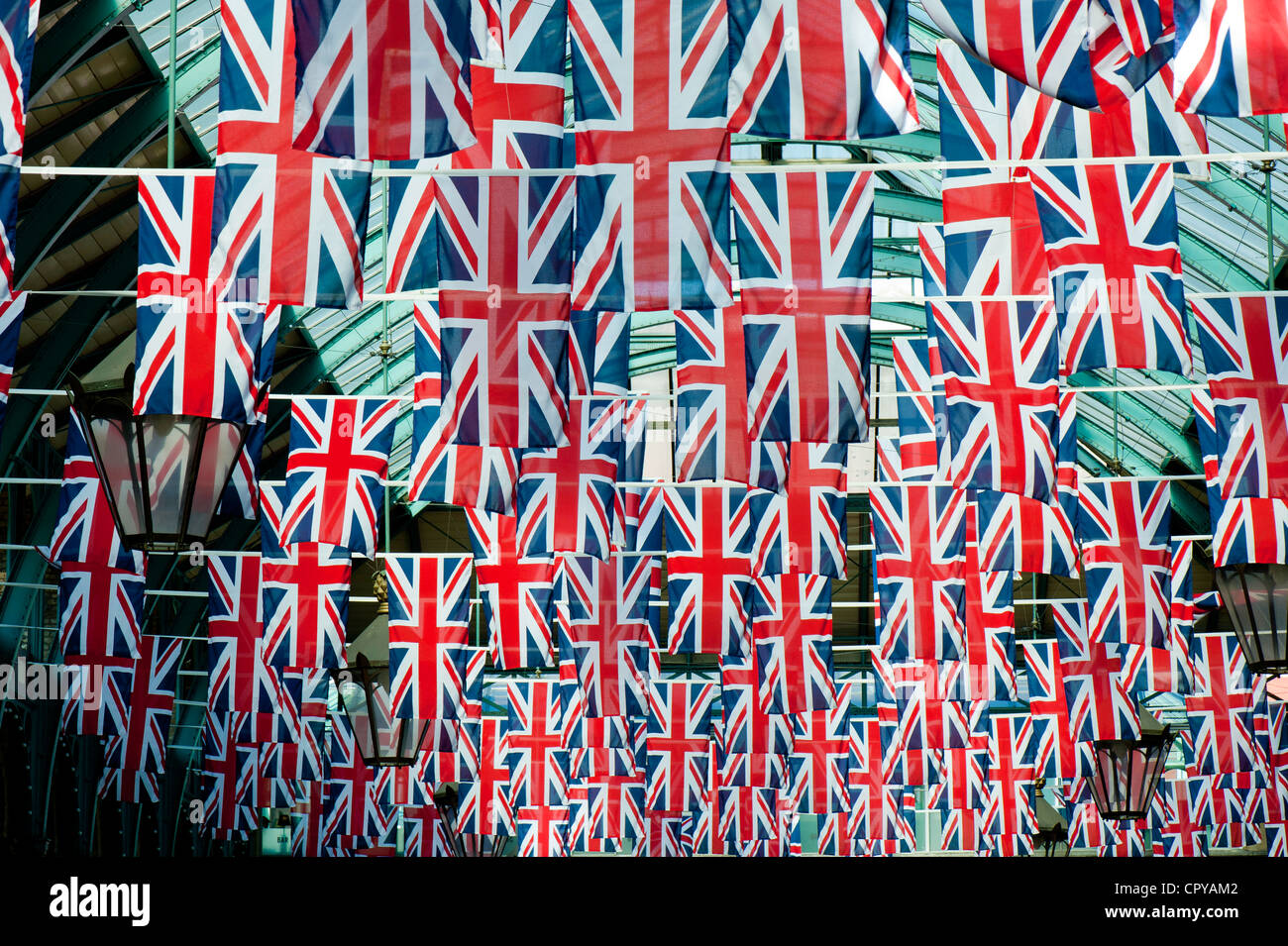 Apple mercato dacorated con Union Jack, Covent Garden, Londra, Regno Unito Foto Stock