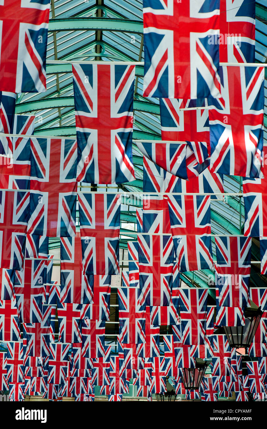 Il mercato delle mele decorate con Union Jack, Covent Garden, Londra, Regno Unito Foto Stock