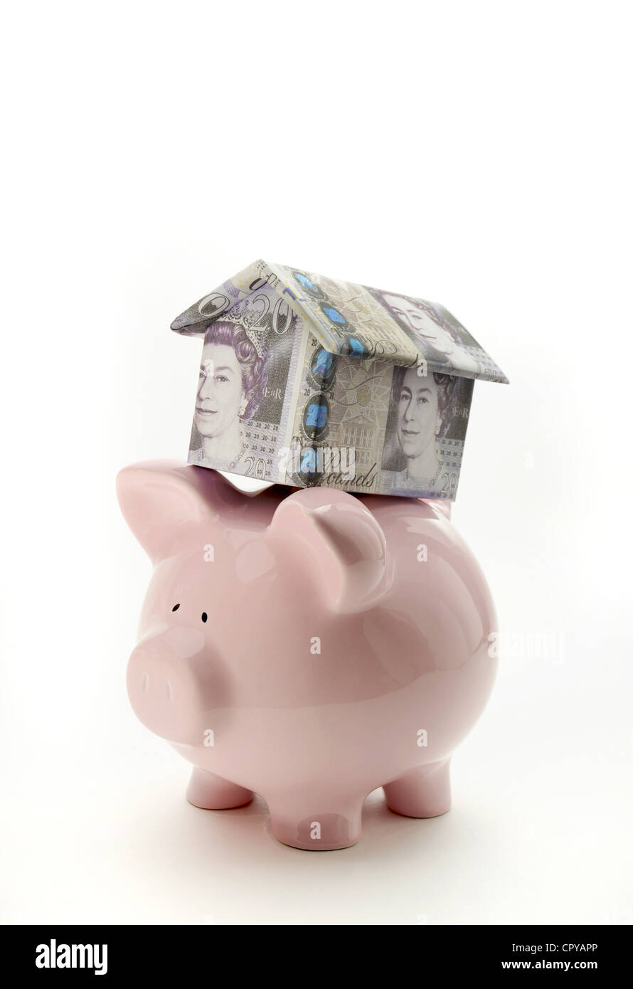 PIGGYBANK portando casa fatta di £20 rileva re casa prezzi i costi del mercato immobiliare il budget familiare fatture acquisto vendita di case REGNO UNITO Foto Stock