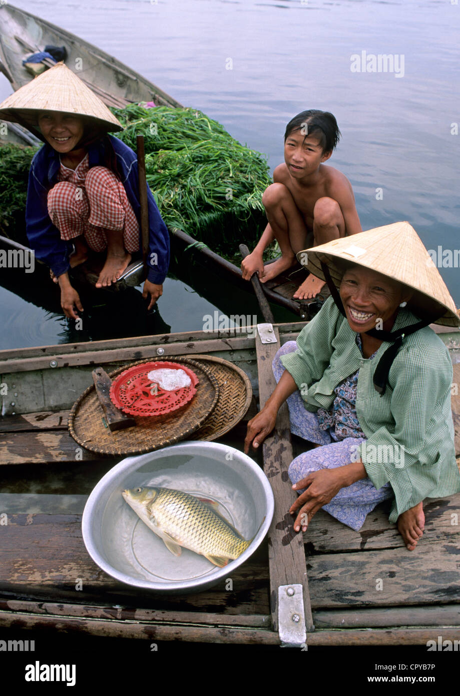 Il Vietnam, Thua Thien Huê Provincia, la tonalità, il fiume Perfume, Sampans pescatori Foto Stock