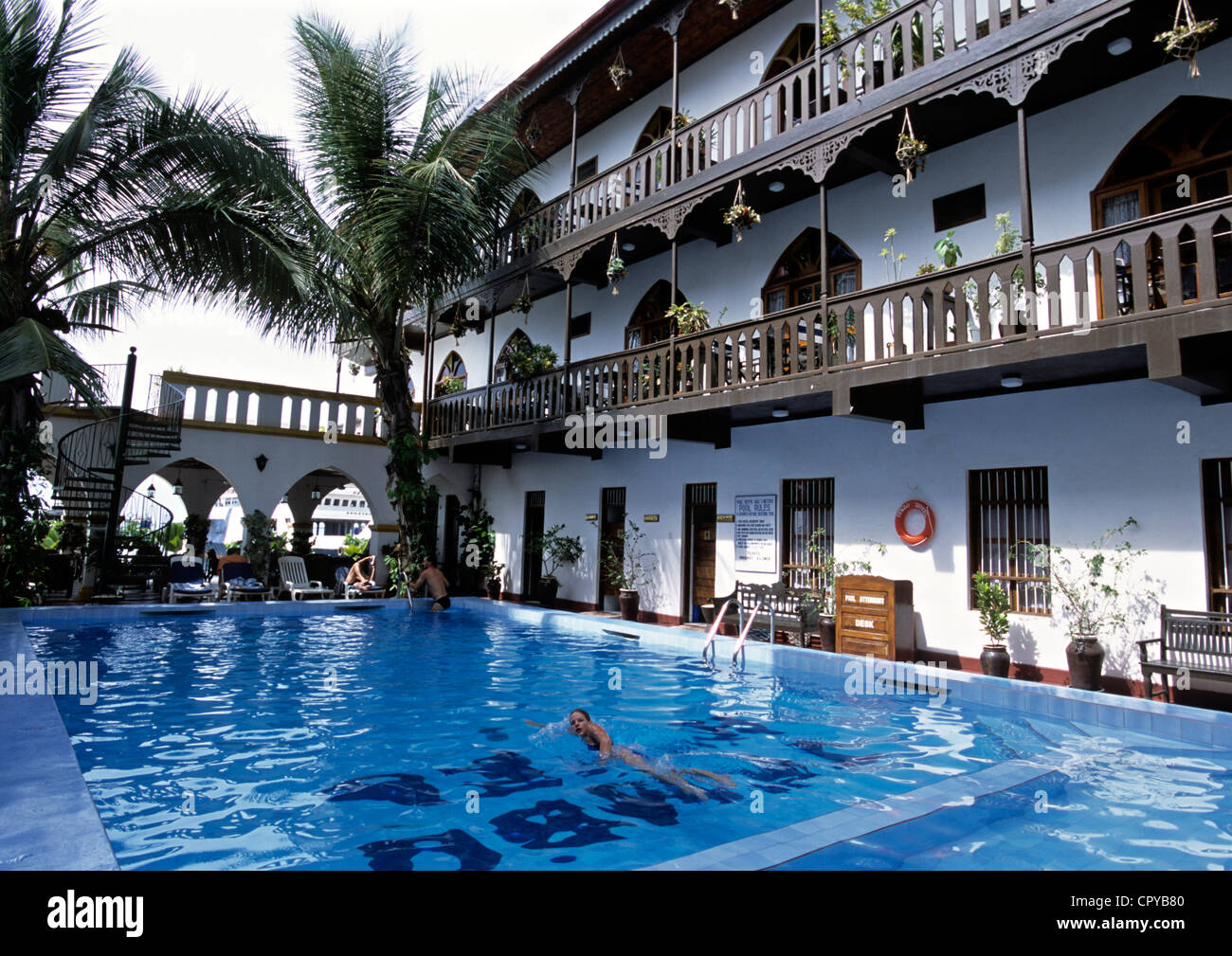Tanzania arcipelago di Zanzibar isola di Unguja (Zanzibar) Stonetown elencati come patrimonio mondiale dall' UNESCO Tembo Hotel piscina Foto Stock