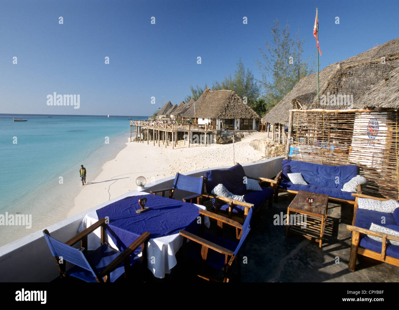 Tanzania, Arcipelago di Zanzibar, isola di Unguja (Zanzibar), Nungwi, caffetteria terrazza sulla spiaggia Foto Stock