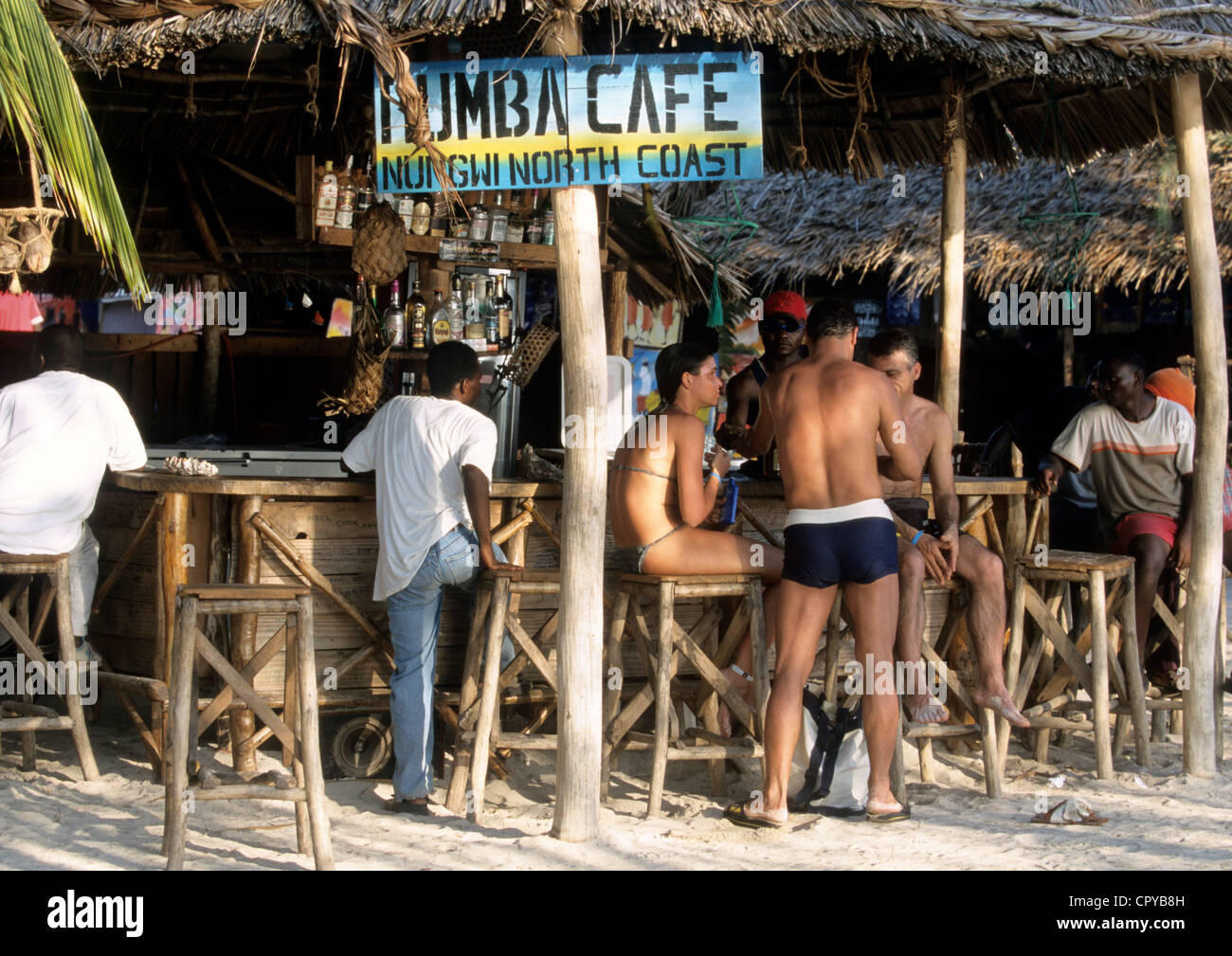 Tanzania, Arcipelago di Zanzibar, isola di Unguja (Zanzibar), Nungwi, cafè sulla spiaggia Foto Stock