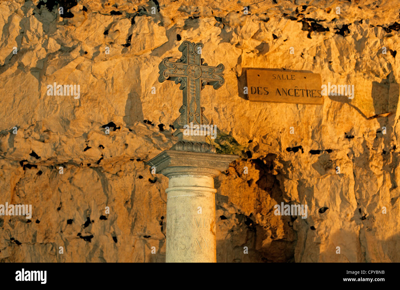 Francia, Somme, grotte di Naours, monumento dedicato agli antenati Foto Stock