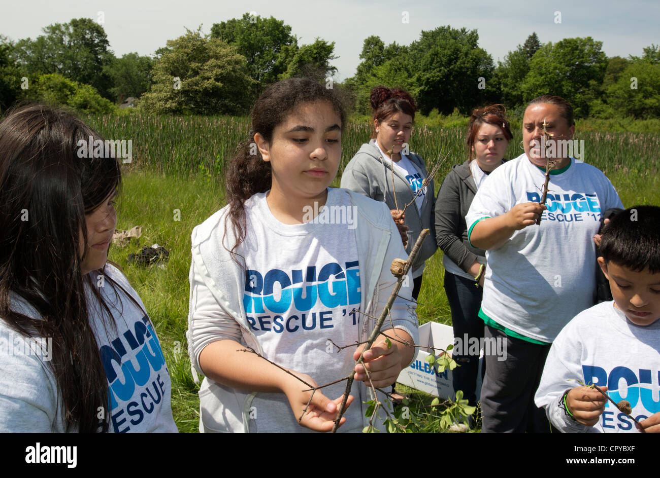Detroit, Michigan - Gli studenti di Neinas scuola elementare esaminare mantide religiosa capsule di uovo in Rouge Park. Foto Stock