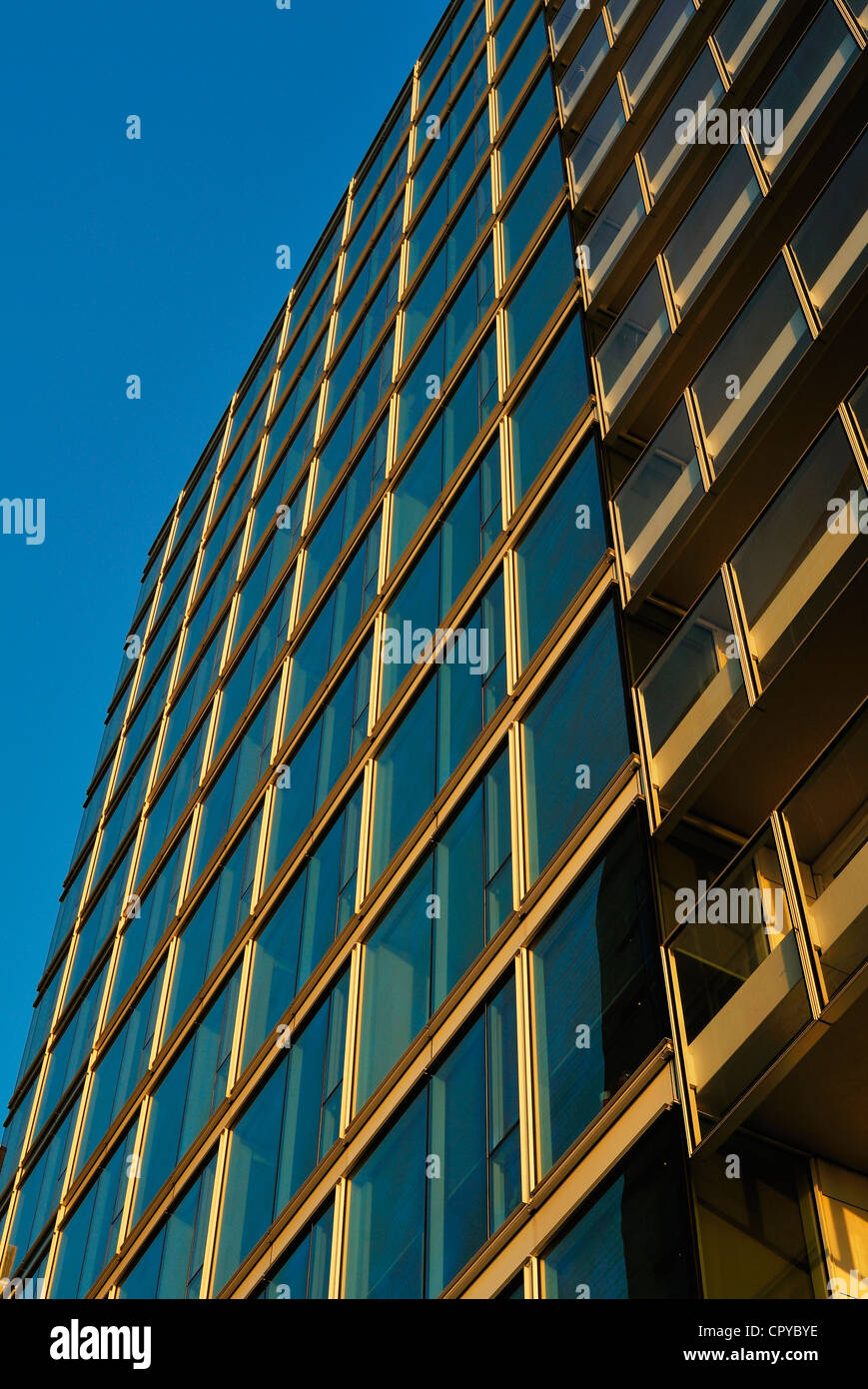 Vetro e metallo e moderno grattacielo in NYC Foto Stock