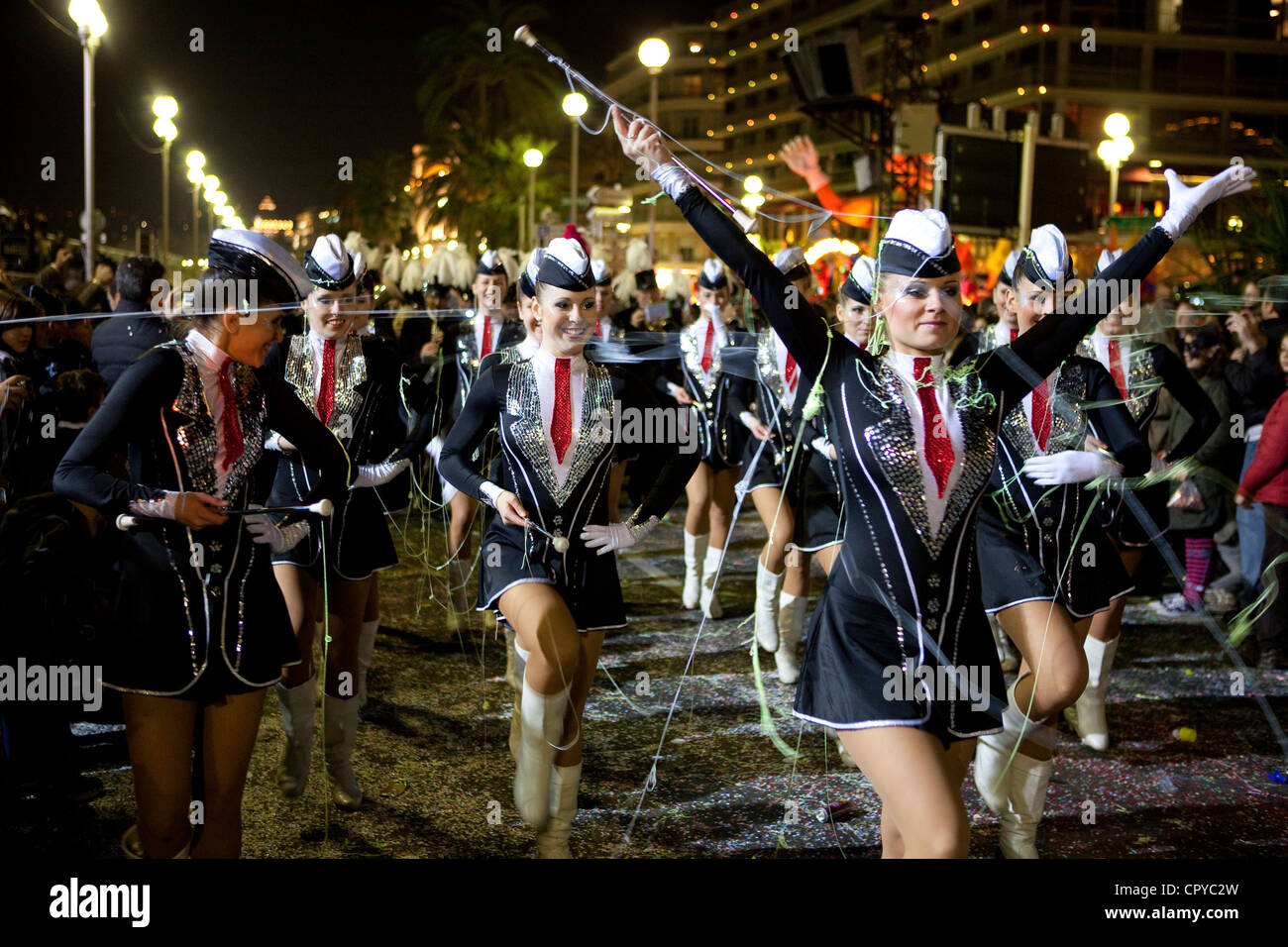Francia, Alpes Maritimes, Nizza, Carnevale 2009, illuminati Corso (con sfilata di carri allegorici) di notte, majorettes Foto Stock