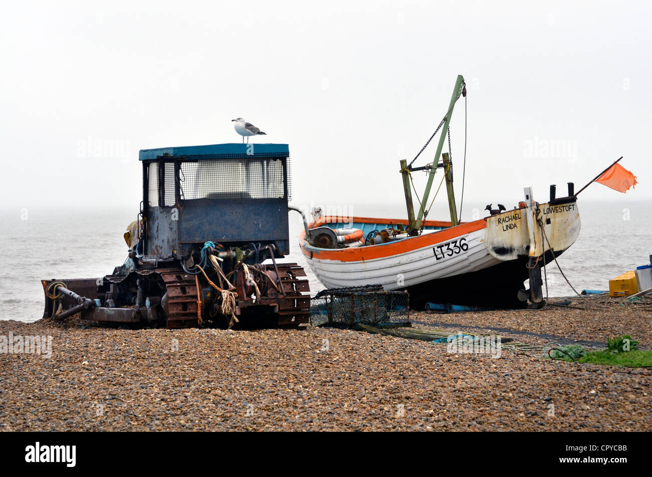 Longshore barche da pesca sulla spiaggia di aldeburgh SUFFOLK REGNO UNITO Foto Stock