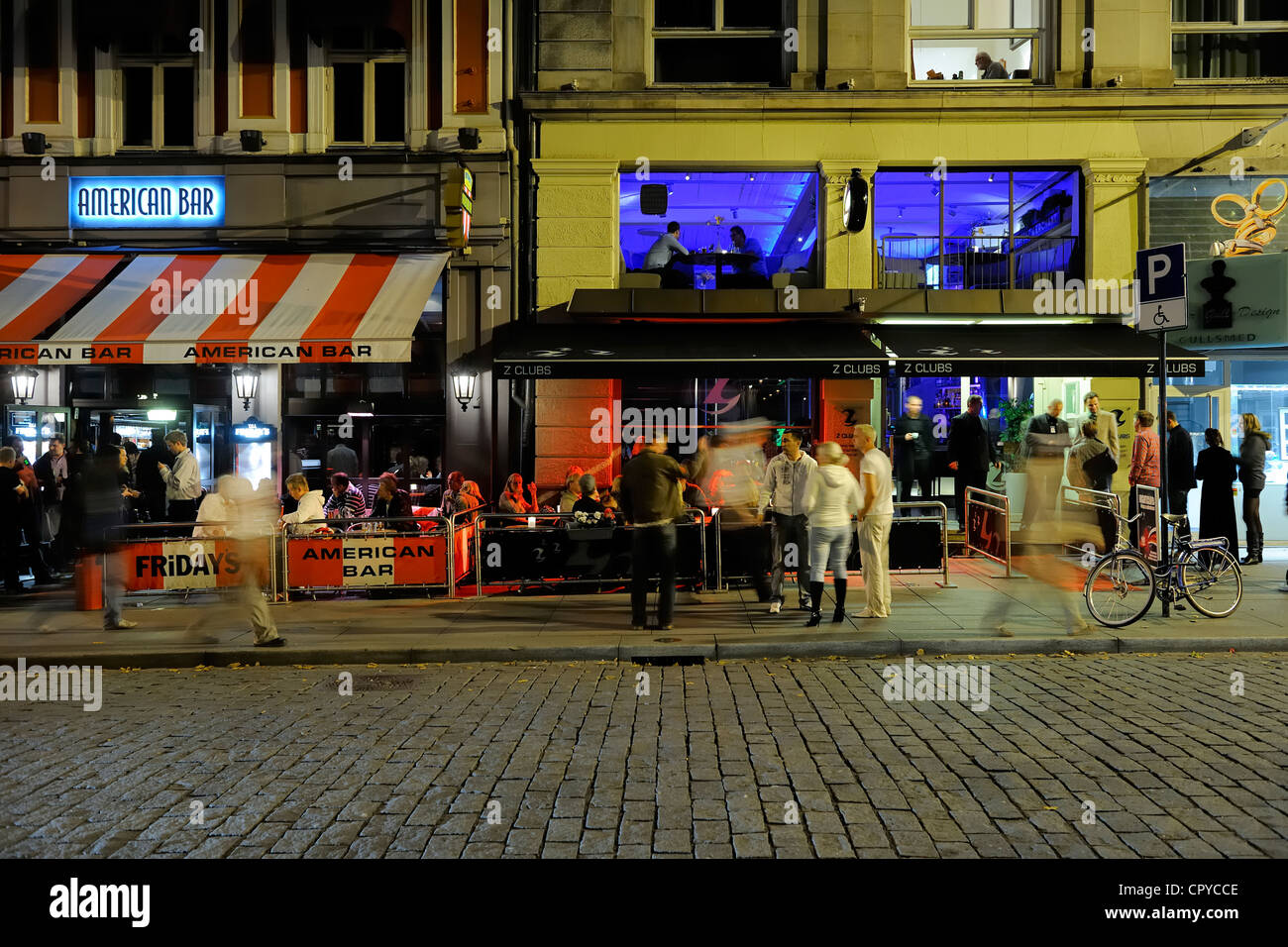 Norvegia, Oslo, bar e ristoranti in Karl Johans Gate, una delle principali vie commerciali della città Foto Stock