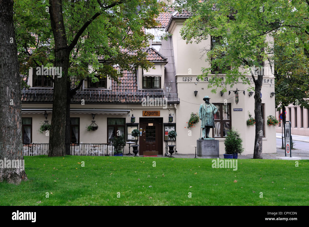 Norvegia, Oslo, petite place devant le Musee d'Art moderne Foto Stock